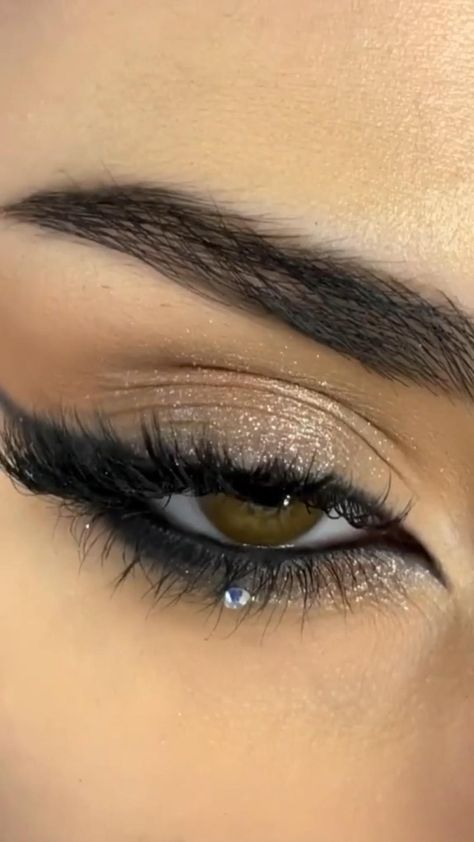 Smoky Liner Tutorial, Eyeshadow Liner Tutorial, Smoky Eyeliner Tutorial, Smoky Liner, Smoky Eyeliner, Smoky Eyeshadow, Prom Eye Makeup, Makeup Tutorial Eyeliner, Eye Makeup Pictures