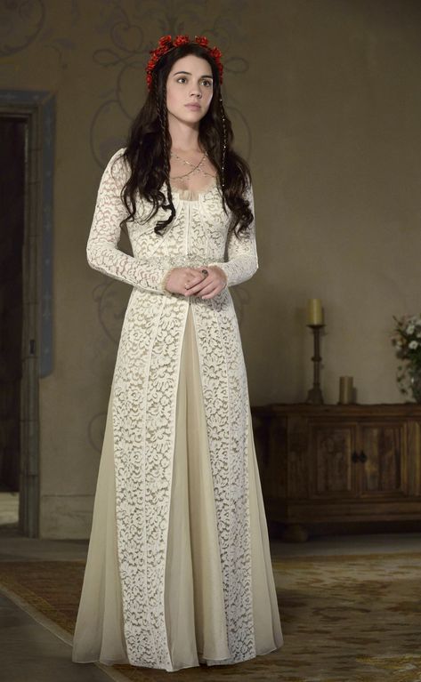 Mary Stuart wearing the J. Mendel Long Sleeve Lace Evening Gown - "Snakes in the Garden" Season 1, Episode 2 Reign Costumes, Reign Outfits, Moda Medieval, Reign Mary, Reign Fashion, Reign Dresses, Mary Dress, Estilo Real, Adelaide Kane