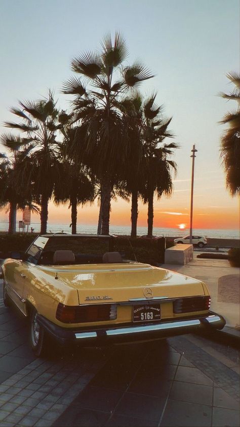 Wallpaper Backgrounds Cars Vintage, Old Retro Cars, Vintage Car Iphone Wallpaper, Old Car Aesthetic Vintage, Vintage Car Wallpaper Aesthetic, Vintage Aesthetic Car Wallpaper, Old School Cars Aesthetic, Car Wallpaper Vintage, 70s Car Aesthetic