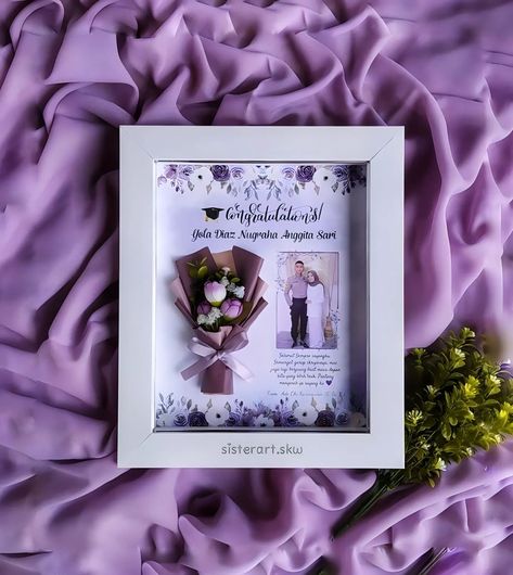 Frame with mini bouquet ✨ . . . #minibouquet #frame #purple #8*10 #foraniversary #anniversary #giftideas #birthday #forher #forhim #special #trending #unique Photo Frem For Gift, Photo Frem For Couple, Bday Background, Bouquet Frame, Gift Calligraphy, Frames Diy Crafts, Wedding Frame Gift, Graduation Frame, Shadow Box Gifts