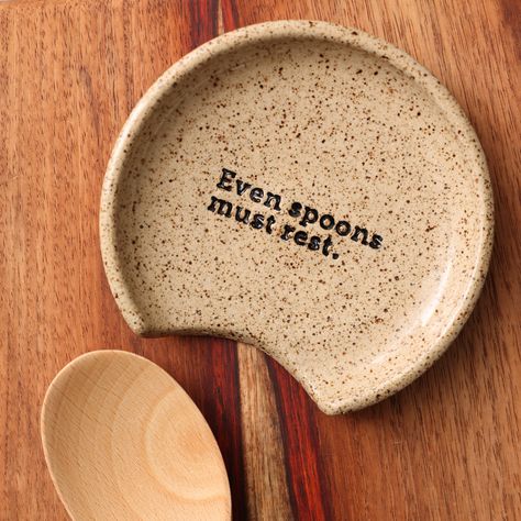 Speckled ceramic spoon rest with the phrase Even Spoons Must Rest imprinted onto it. Hand Built Pottery Gifts, Spoon Rest Sayings, Ceramic Spoon Rest Painting Ideas, Clay Spoon Rest Diy, Pottery Spoon Holder, Easy Pottery Projects, Ceramic Spoon Holder, Spoon Holder Diy, Diy Spoon Rest