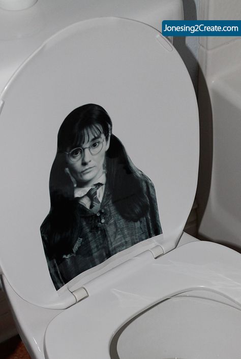 Picture of Moaning Myrtle printed in black & white on transparency paper and placed on toilet in guest bathroom. Harry Potter Motto Party, Ron E Hermione, Harry Potter Weihnachten, Halloween Birthday Party Decorations, Harry Potter Party Decorations, Moaning Myrtle, Harry Potter Printables Free, Harry Potter Halloween Party, Cumpleaños Harry Potter