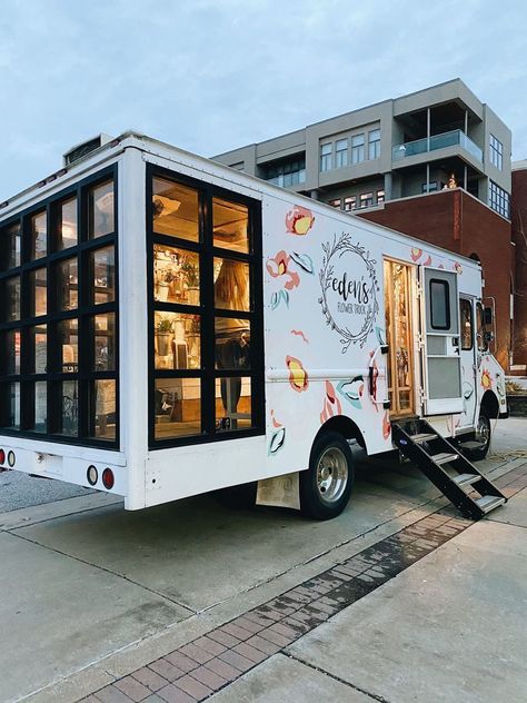 Trailer Shop Ideas, Mobile Grocery Store, Aesthetic Food Truck Design, Diner Food Truck, Box Truck Boutique, Box Trailer Boutique, Mobile Retail Trailer, Mobile Bookstore Trailer, Aesthetic Food Truck