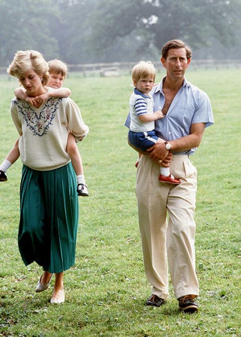 Touching Photos, Princess Diana Fashion, Princess Diana Photos, Princess Diana Family, Princess Diana Pictures, Prince William And Harry, Princes Diana, Diana Fashion, Charles And Diana