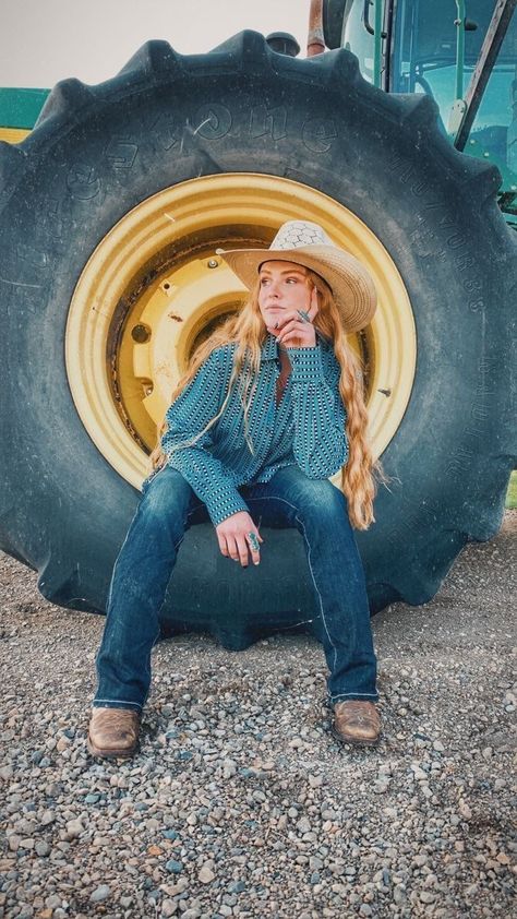 Tractor Senior Pictures, Western Senior Pictures Outfit, Western Senior Picture Ideas, Cowgirl Senior Pictures, Farm Senior Pictures, Western Shoot, Western Pictures, Western Photo Shoots, Horse Senior Pictures