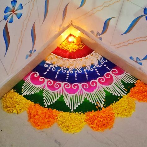 Diwali Rangoli For Corners, Easy Rangoli Corner Designs Diwali, Rangoli For Deewali, Rangoli Designs For Stairs Corner, Wall Side Rangoli Designs Easy, Rangoli Design For Corner, Rangoli For Corner, Rangoli Corner Design, Corner Rangoli Designs Diwali