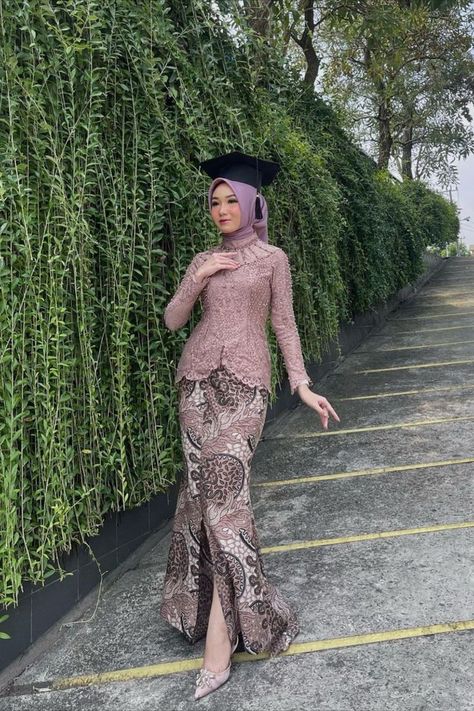 Model Kebaya Modern Wisuda, Kebaya Modern Hijab Bridesmaid, Kebaya Pink, Kebaya Brokat Modern, Model Kebaya Wisuda, Mix And Match Outfits Hijab, Kebaya Modern Hijab, Model Dress Kebaya, Kebaya Lace