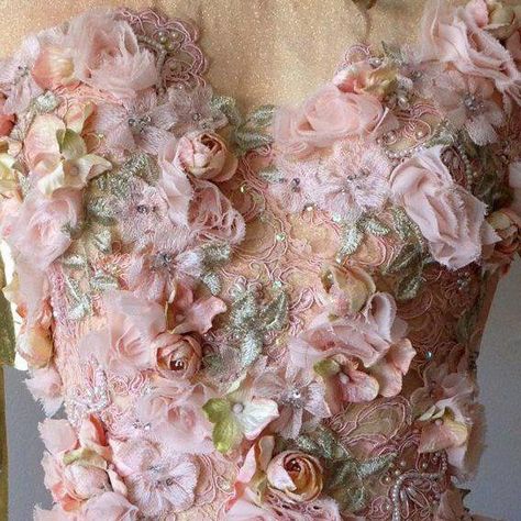 Bordados D3 - Veja inspiração em trabalhos artesanais com efeito tridimensional Dress With Flowers, Couture Embroidery, Little Ballerina, Couture Details, Ribbon Work, Silk Ribbon Embroidery, Dolce E Gabbana, Embroidery Fashion, Ribbon Flowers