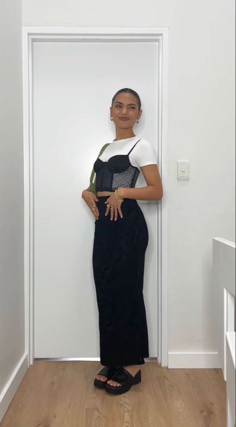 Spring Black Skirt Outfits, Long Skirt Outfits With Sandals, Autumn Dinner Date Outfit, Long Black Skirt Outfit Summer Casual, Long Black Skirt Outfit Fancy, Long Skirt Heels Outfit, Styling Corset Top With Skirt, Long Fitted Skirt Outfit, Black Pencil Skirt Aesthetic