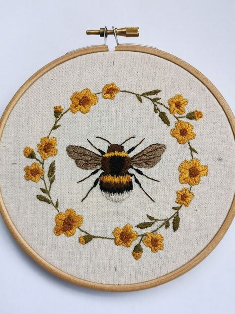 Emillie Ferris, Butterflies Paintings, Magical Butterflies, Pola Bordir, Diy Broderie, Bee Embroidery, Hand Embroidery Projects, Thread Painting, Cute Embroidery