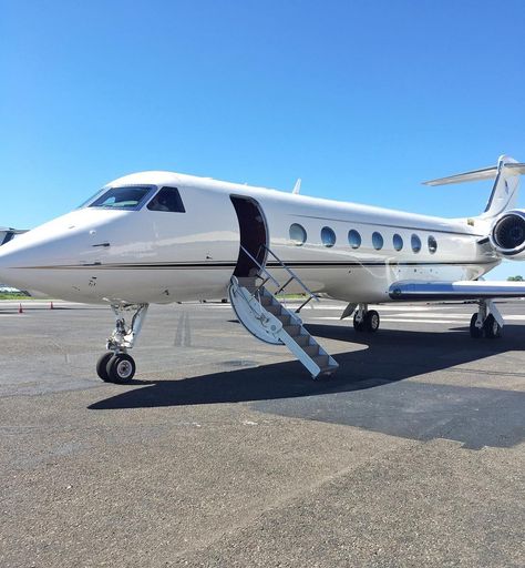 Aviation on Instagram: “Jet lifeeeeee!!! 🤑 Back in my days working on the ramp. Really clean and shiny Gulfstream G550! . . . . . . . #Gulfstream #GulfstreamAero…” Private Jet Photography, G550 Gulfstream, My Dark Romeo, Gulfstream G550, Private Jet Plane, Luxury Jets, Aesthetic Motivation, Luxury Lifestyle Couple, Luxury Private Jets