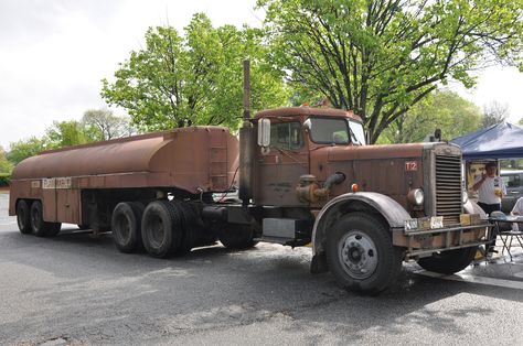 https://flic.kr/p/buEAWh | The 1955 Peterbilt 281 tanker truck from 1971 movie DUEL. Duel 1971, Duel Movie, Tanker Truck, Movie Cars, Tv Cars, Fuel Truck, Old Lorries, White Truck, Train Truck