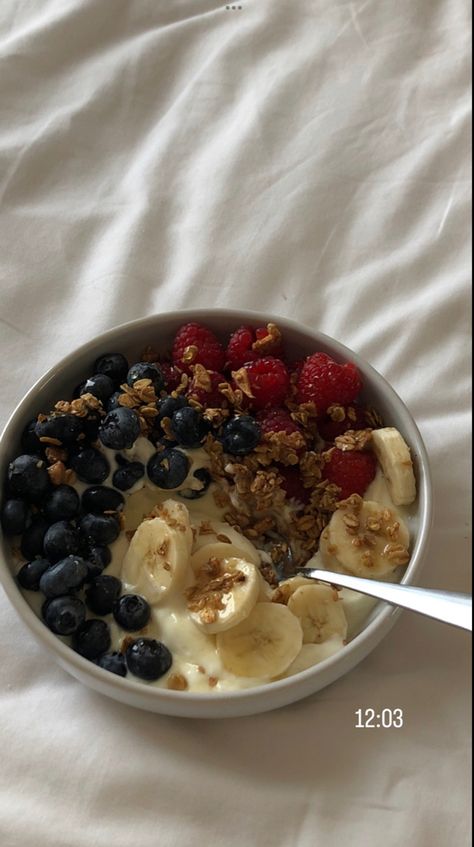 Good Diet Aesthetic, Breakfast Athestic, Fruit Bowls Breakfast, Healthy Foods Asthetics, Breakfast Food Aethstetic, Oat Aesthetics, Healthy Diet Aesthetic Vision Board, Healthy Eating Asethic, Healthy Aethstetic