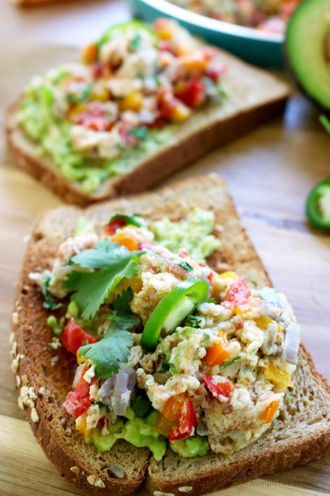 Scrambled Egg Whites, Avocado Toast With Egg, Alkaline Breakfast, Egg White Scramble, Egg White Breakfast, Toast With Egg, Egg White Recipes, Alkaline Diet Recipes, Soft Egg