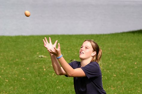 Toss The Egg Egg Toss Game, Party Games For Women, Games For Women, Easter Party Games, Egg Game, Easter Games, Super Party, Activities For Teens, Toss Game