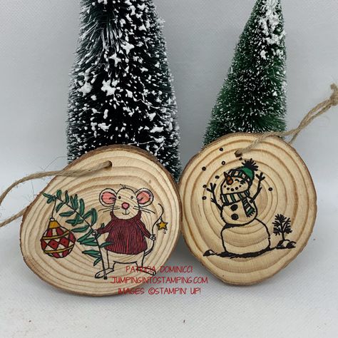 Stamping On Wood, Stamping On Wood Slices, Stamp Ornaments, Wood Disc Ornaments, Wood Stamping, Wood Discs Crafts, Stamped Ornaments, Coaster Tiles, Wood Slice Christmas Ornaments