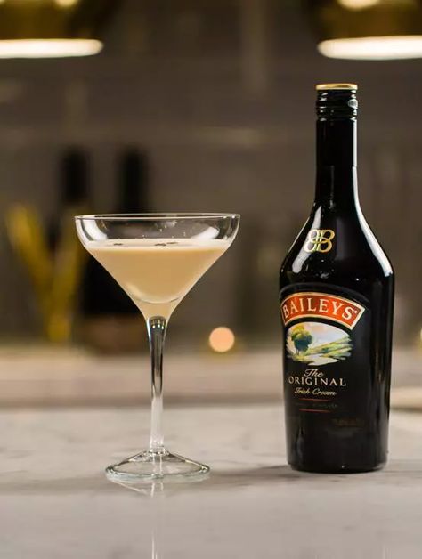 Flat White Martini - Coffee Cocktail | Baileys UK Baileys Drinks Cocktails, White Martini, Baileys Drinks, Baileys Cocktails, Cream Drinks, Baileys Original Irish Cream, Baileys Original, Recipe For Teens, Baileys Irish