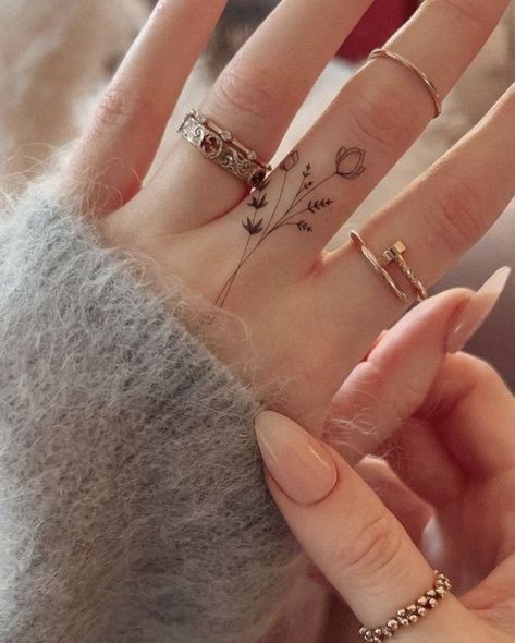 Tatoo Woman For Hand, Trex Head Tattoo, Dainty Flower Hand Tattoo, Cute Hand Tattoos Small, Hand Tattoo Dainty, Minimalist Hand Tattoos For Women, Minimalist Woman Tattoo, Flower On Hand Tattoo, Simple Tattoo Hand