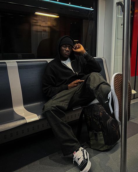 Green And Black Outfits Aesthetic, Green Vans Outfit Men, Hoodie Cargo Pants Outfit, Vans Outfit Men Street Styles, Metro Outfit, Black Vans Outfit Men, Chunky Vans Outfit, Black Cargo Outfit, Chunky Vans