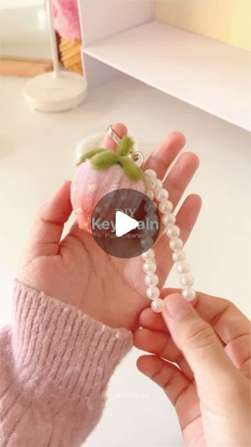 Diy Gantungan Kunci, Gantungan Kunci Aesthetic, Pipe Cleaner Keychain, Aesthetic Keychain, Pipe Cleaner Art, Mini Embroidery, Pipe Cleaner Crafts, Mixed Media Crafts, Instagram Diy