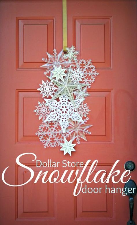 Christmas Door Hangings Diy, Snowflake Christmas Trees, Easy Door Hangers Diy Crafts, Christmas Diy Door Hangers, Front Door Christmas Decor Diy, New Years Door Decorations, Snowflake Door Hanger, Diy Christmas Door Hangers, Glue Snowflakes