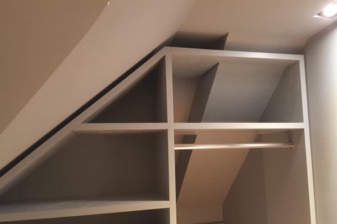 Expert Advice: Solutions for Odd Shaped Closets | Home Trends Magazine Odd Shaped Closet Organization, Odd Shaped Walk In Closet, Odd Shaped Closet, Small Bedroom Closets, Organize Bedroom, Easy Closet Organization, Closet Solutions, Tiny House Furniture, Small Closet Space