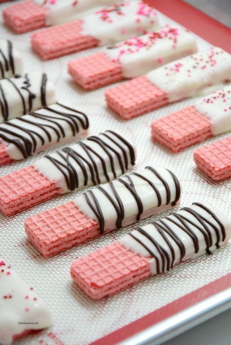 Chocolate Dipped Wafer Cookies | Cookie Recipes | VAlentine's Day Desserts  Valentine’s Day Desserts #cookies #wafer #stvalentin #saintvalentin #valentines #recipes #valentinesdayideas #romanticdinners #dessertfortwo Dipped Wafer Cookies, Kue Macaroon, حفل توديع العزوبية, Chocolate Covered Treats, Valentine Desserts, Wafer Cookies, Valentines Day Desserts, Läcker Mat, Valentines Day Treats