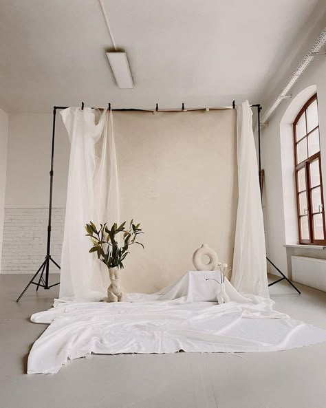 How To Set Up Photo Backdrop, House Shoot Ideas, Boho Setup Photoshoot, Muslin Backdrop Photoshoot, Photography Studio Backdrop, Photoshoot Studio Setup Aesthetic, Photo Shoot Room Ideas, Neutral Photo Backdrop, Luxury Photography Studio