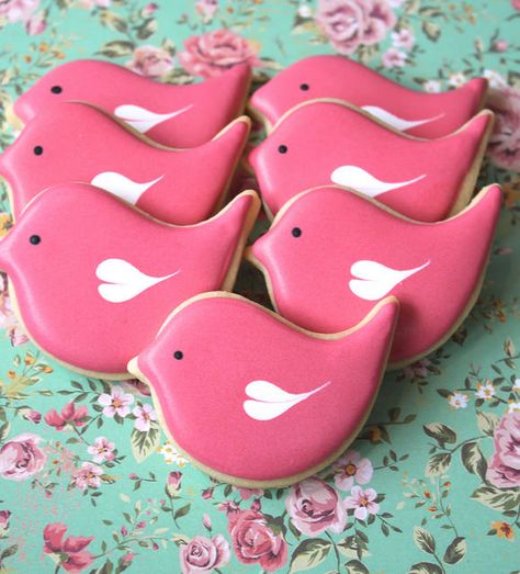 Pink love bird cookies by Miss Biscuit Birds Birthday Party, Bird Cookies, Valentine Sugar Cookies, Royal Iced Cookies, Easter Sugar Cookies, Iced Sugar Cookies, Decorating Cookies, Spring Cookies, Summer Cookies