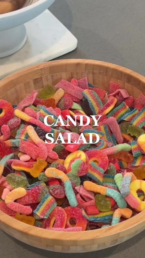 Summer Candy Salad, Birthday Sleepover Food Ideas, Sleepover Party Snacks, Bday Party Snacks, Adult Sleepover Food, Candy Salad With Friends, Candy Salad Aesthetic, Sleepover Snacks Aesthetic, Sleepover Food Snacks