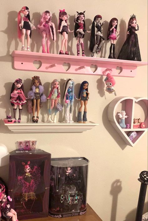 Monster High Doll Storage, Monster High Room Aesthetic, Monster High Dolls Collection, Monster High Display, Draculaura Room, Monster High Room Decor, Monster High Doll Collection, Monster High Bedroom, Dolls Display