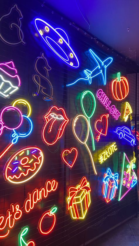 Neon Restaurant Interior, Neon Astethic, Neon Colors Aesthetic, Neon Drink, Neon Lights Wallpaper, Neon Lights Aesthetic, Neon Pictures, Neon Arcade, Club Decoration