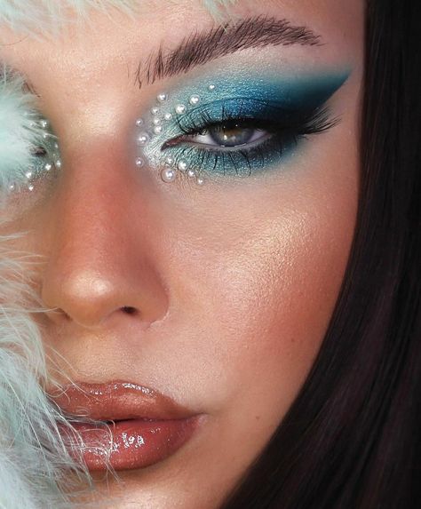 Sea Inspired Makeup, Blue Festival Makeup, Pamela Makeup, Edc Makeup, Festival Eye Makeup, Maquillage Yeux Cut Crease, Drag Make-up, Rhinestone Makeup, Carnival Makeup