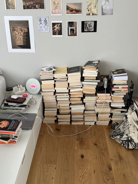 Chaotic Bookshelf, Books Room Aesthetic, Messy Bookshelf Aesthetic, Readers Room, Messy Bookshelf, Books On Floor, Books On The Floor, Messy Books, Bookshelves Aesthetic