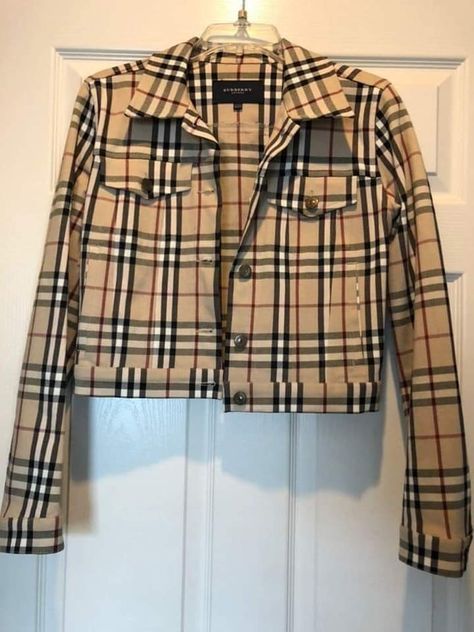 Burberry Jacket Outfit, Burberry Outfits Women, Burberry Jacket Women, Burberry Clothes, Afro Clothes, Burberry Blazer, Rich Girl Outfits, Burberry Outfit, Classy Winter Outfits