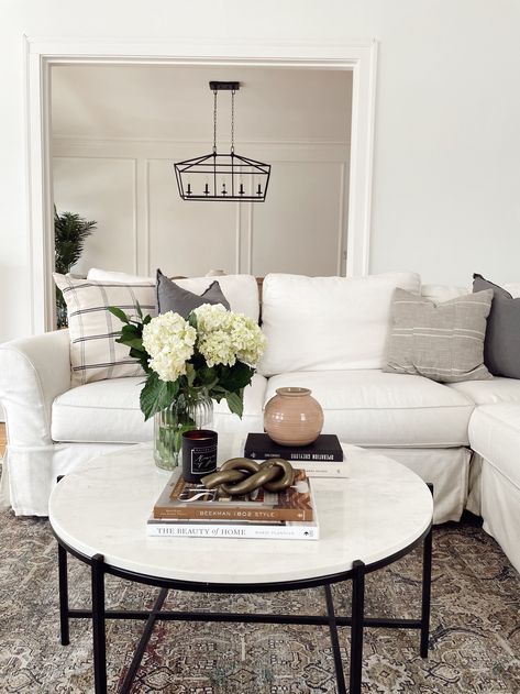 Coffee Table Styling Living Rooms, Round Coffee Table Styling, Round Coffee Table Decor, Round Living Room Table, Coffee Table Arrangements, Coffee Table Decor Living Room, Round Living Room, Round Table Decor, Round Glass Coffee Table