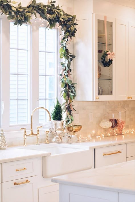 Elegant Christmas Part II – Christmas Kitchen Decor Classy Christmas Decor, Kitchen Diy Makeover, Classy Christmas, Christmas Kitchen Decor, Christmas Decorations Living Room, Design Blogs, Décor Boho, Indoor Christmas, Pretty Christmas