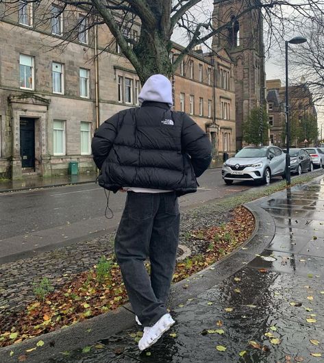 Why does everyone suddenly want these coats however I am gonna admit the brown one is cute Sag Szn, Doudoune The North Face, Puffer Outfit, The North Face Puffer Jacket, Sick Clothes, North Face Outfits, Puffer Jacket Outfit, Inspo Fits, The North Face Puffer