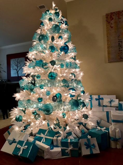 Teal Christmas Tree, Turquoise Christmas Tree, Christmas Tree Colour Scheme, Blue Christmas Tree Decorations, Elegant Christmas Tree Decorations, Christmas Tree Inspo, White Christmas Tree Decorations, Libra Personality, Christmas Specials