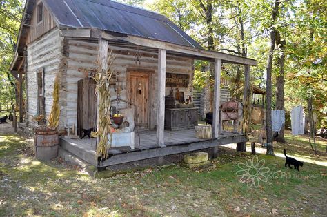 Dry Creek Cabins ~ 15451 Maries Road 506 ~ Dixon, Missouri 65459 ~ Phone	(573) 528-4945 ~*~ 3-4 times a year, Owner (Denine Bremer) opens her cabins to fellow antique lovers. Denine specializes in primitive antiques and uses them to decorate the four log cabins, and several antique booths, located in the central area of Missouri. *fb Old Log Cabin, Log Houses, Old Cabins, Little Cabin In The Woods, Small Log Cabin, I Feel Bad, Cabin Exterior, Tiny Cabins, Country Cabin