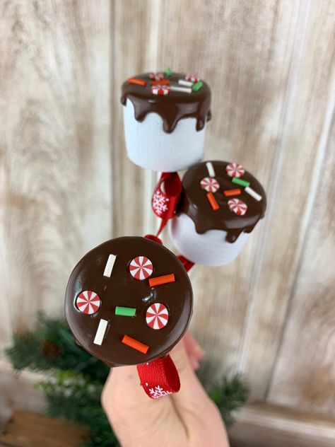 Fake Marshmallows Diy, Marshmallow Decoration Ideas, Marshmallow Decor, Dice Crafts, Fake Marshmallows, Marshmallows On A Stick, Faux Marshmallows, Marshmallow People, Decorated Marshmallows