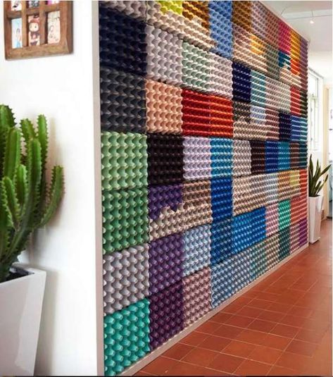 OMG! Is this cool or what!!! I love big modern art and I bet this would be easy to make. This recycled egg carton wall art in multi colors is featured at the blog Bohemialife. Pop on over to the … Read More ... Summer Mantle Decor, Bathroom Remodel Tile, Pallet Furniture Bedroom, Cosy Home, Decoration Originale, Diy Home Decor Bedroom, Diy Home Decor On A Budget, Summer Home Decor, Diy Home Decor Easy