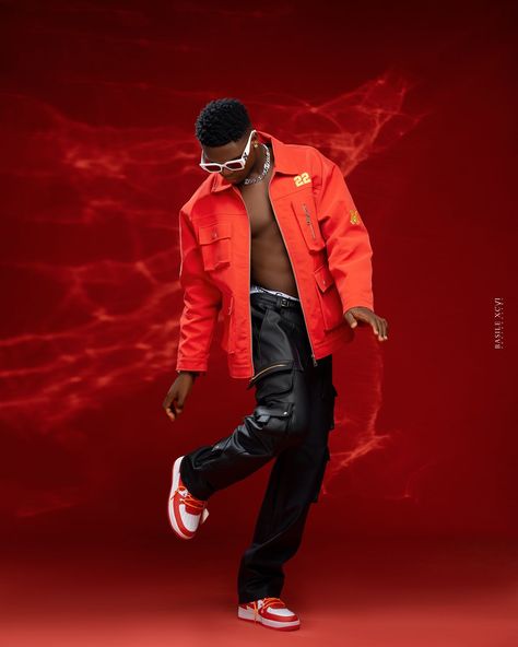 RED 💯 @basile_xcvi_photography 📸✨ Men Studio Poses Photography, Red Photoshoot Background, Red Background Photoshoot, Dj Photoshoot, Fotoshoot Ideas, Red Photoshoot, Poses Male, Male Portrait Poses, Men Fashion Photoshoot