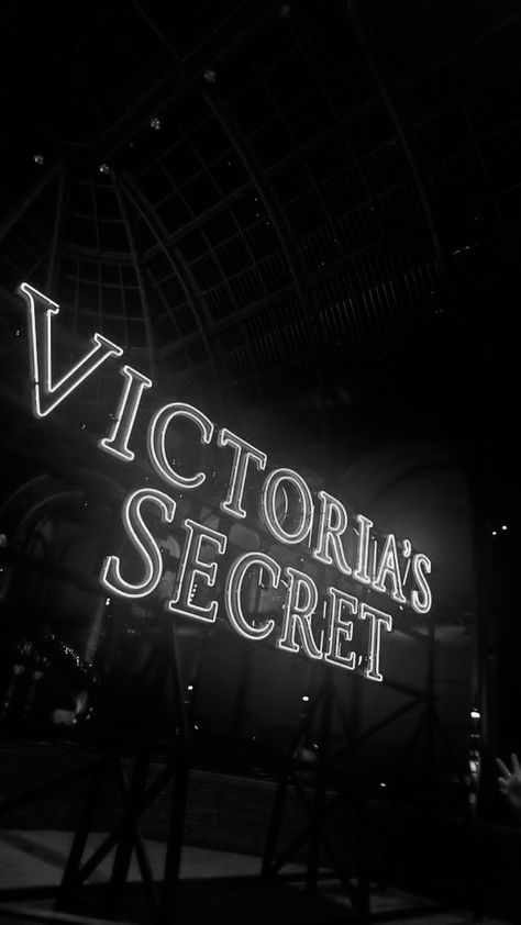 Victoria’s Secret aesthetic White Aesthetic Photography, Black Brick Wall, Victoria Secret Wallpaper, Black And White Photo Wall, Bedroom Wall Collage, Black And White Picture Wall, Tapeta Galaxie, Gray Aesthetic, Picture Collage Wall