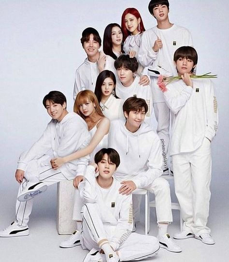 Bts Fanfiction, Bts Show, Bts Group Photos, Dara Kpop, Kpop Couples, Lisa Blackpink Wallpaper, Best Photo Poses, Cute Love Images, Blackpink And Bts