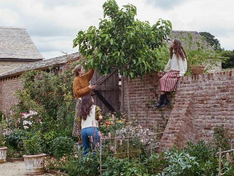 In the Cotswolds with Miranda Brooks – DÔEN Miranda Brooks, Amanda Brooks, Agricultural Buildings, Wildflower Bouquet, Pre Fall Collection, Dairy Farms, The Cotswolds, Row Boat, Fair Isle Knitting