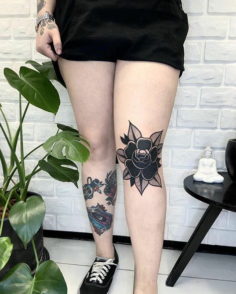 Old school knee tattoo by @vansztattoo on instagram Knee Tattoo Matching, Dark Knee Tattoo Designs, Black Out Knee Tattoo, Above The Knee Cover Up Tattoo, Cover Up Knee Tattoo, Flower Knee Cap Tattoo, Above Knee Traditional Tattoo, Big Knee Tattoo, Neo Traditional Knee Tattoo