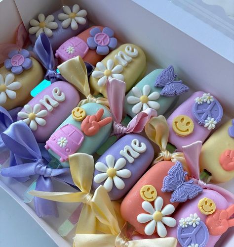 Groovy 🌼NE birthday cakesicles 💛 | Instagram Groovy Party Treats, Birthday Cakesicles Ideas, Groovy Cakesicles, Birthday Cake Pops Ideas, Two Groovy Cake Pops, Bluey Cakesicles, Groovy Treats, Bear Cakesicles, Chocolate Covered Treats Ideas