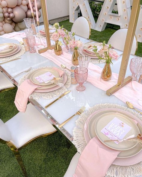 Table Set Up Aesthetic, Pink Party Tables, Birthday Dinner Ideas, Baby Shower Table Set Up, Easter Dinner Party, Picnic Party Decorations, Pink Table Settings, Theme Bapteme, Brunch Table Setting