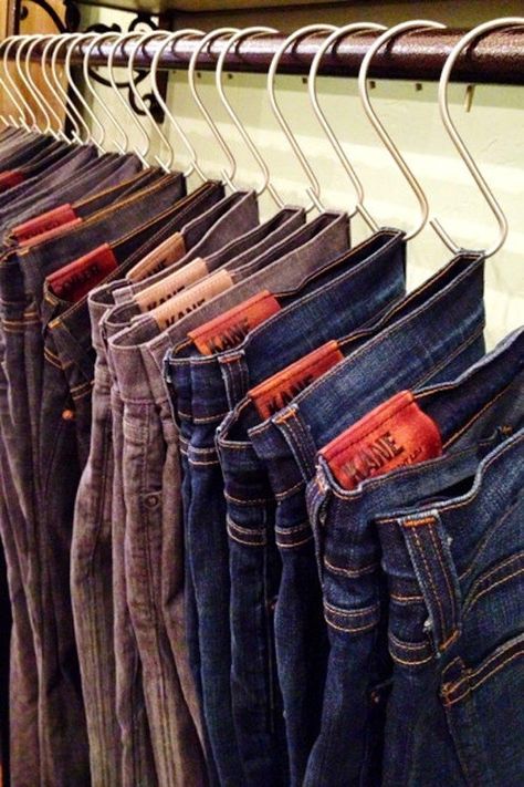 Organize with S-hooks  Well this is a first!  Hanging jeans by the belt-loop is definitely a new concept to me, but I like the way it looks!  I really like the idea of using these hooks for delicate camisoles and tank-tops. Storage Hacks Bedroom, Pant Storage, Organizar Closet, Maximize Small Space, Closet Hacks, Tiny Closet, Small Closets, Ideas Para Organizar, Bedroom Small